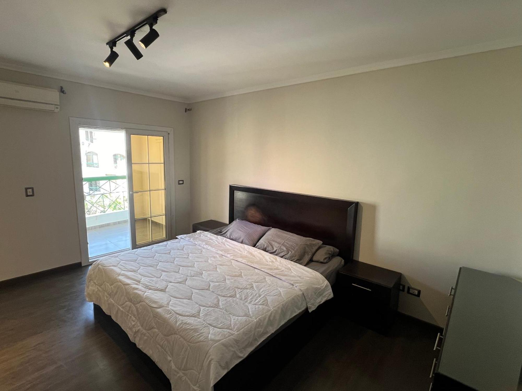 Apartment Sunny Elegant 3br Near Auc New *